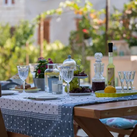 Lemon & Mint فيلة Komiža